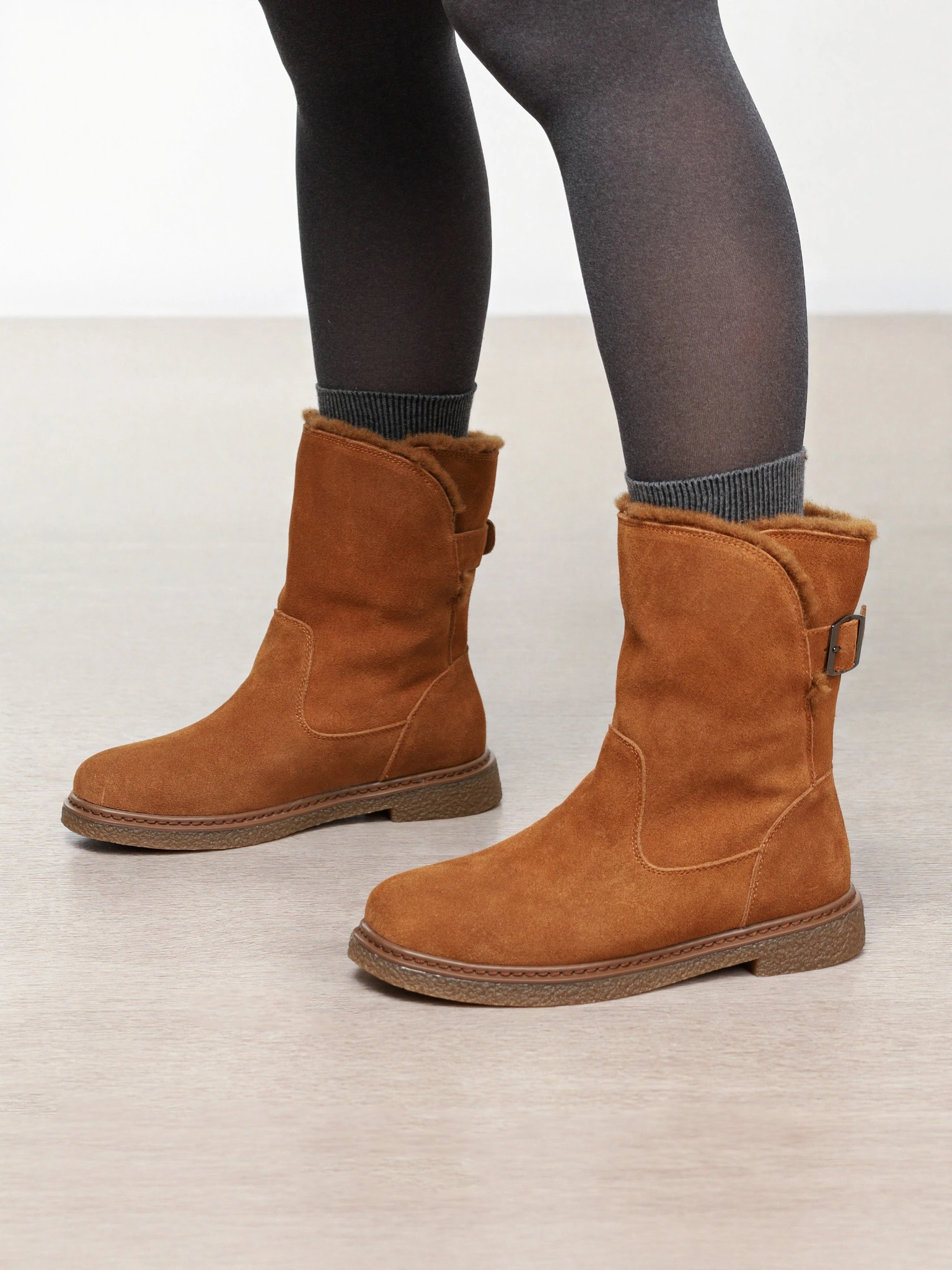 Ботинки рыжего цвета с ремешком на низком каблуке